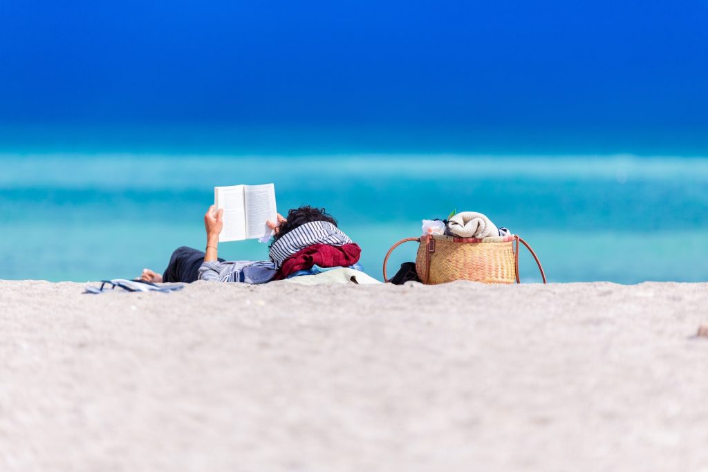Libros ligeros y divertidos para relajarse y disfrutar del verano